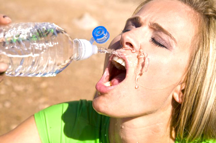 Девушки пьющие воду