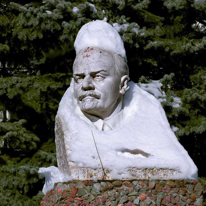 Ленин под снегом