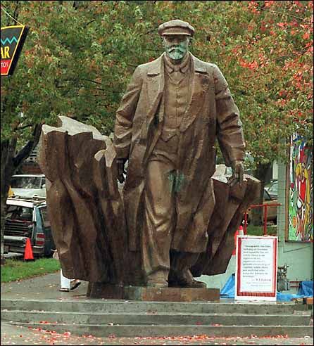 Дедушка Ленин в розовой шляпке и с зелеными сиськами