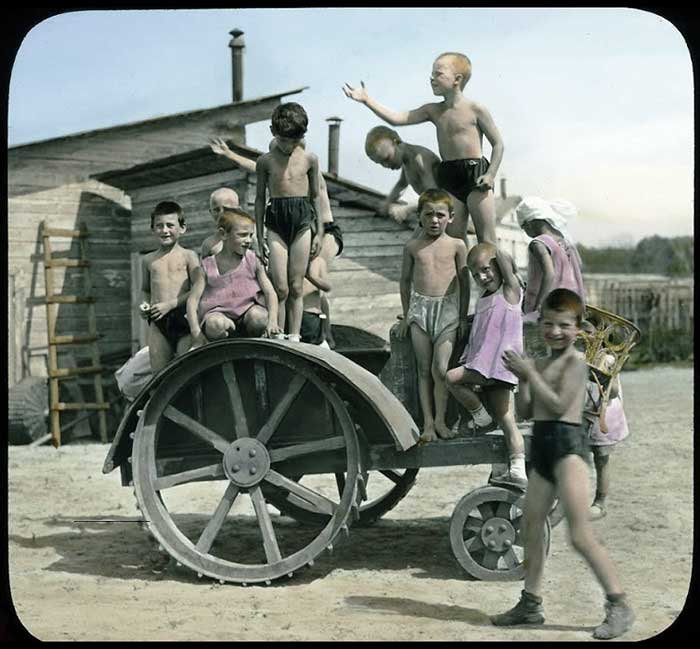 Детская скульптурно-гимнастическая группа на тракторе