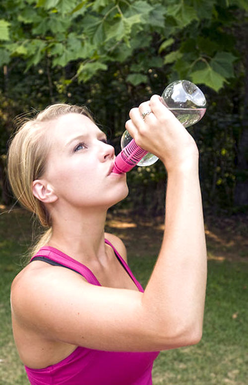 Девушки пьющие воду