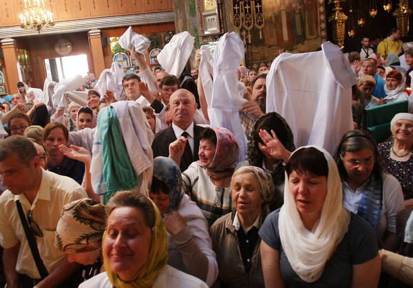 Врачи Симферополя освящают медицинские халаты у мощей святителя-хирурга