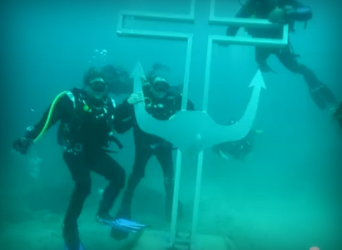 Первый в мире подводный крест с якорем