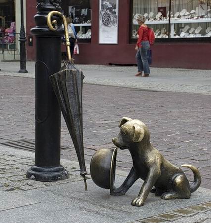 Памятник псу Фафику и псу Филусу